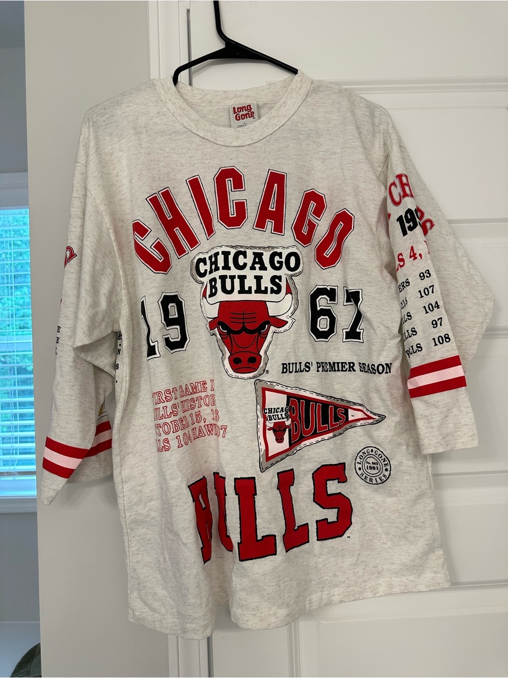 Chicago Bulls White & Red Graphic Tee -